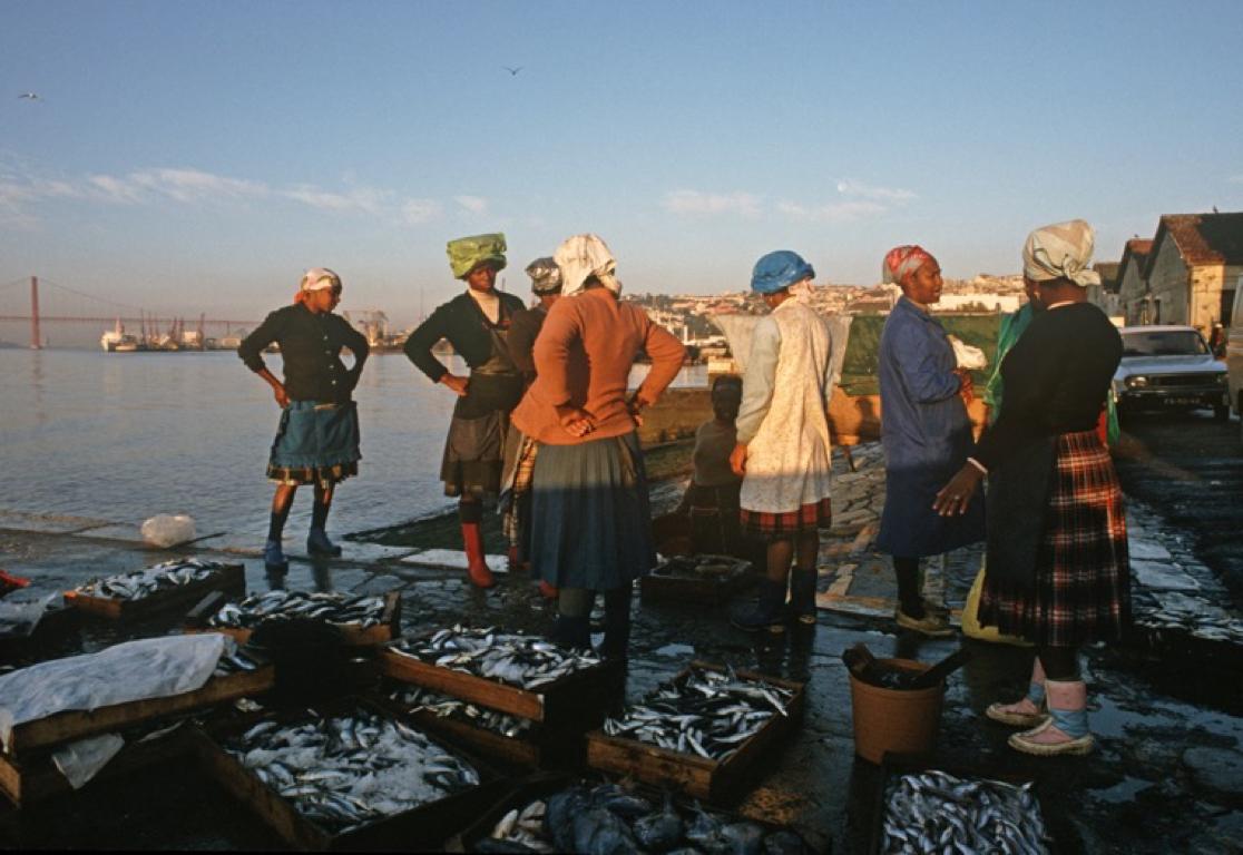 Alain Le Garsmeur Figurative Photograph – „Lisbon Fisherwomen“ 1984 Limitierte Auflage Archivalischer Pigmentdruck 