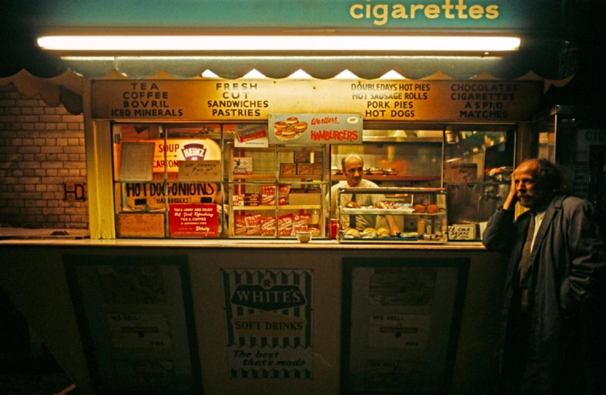Alain Le Garsmeur Color Photograph – „Night Food Stall“ 1972 Limitierte Auflage Archivalischer Pigmentdruck 