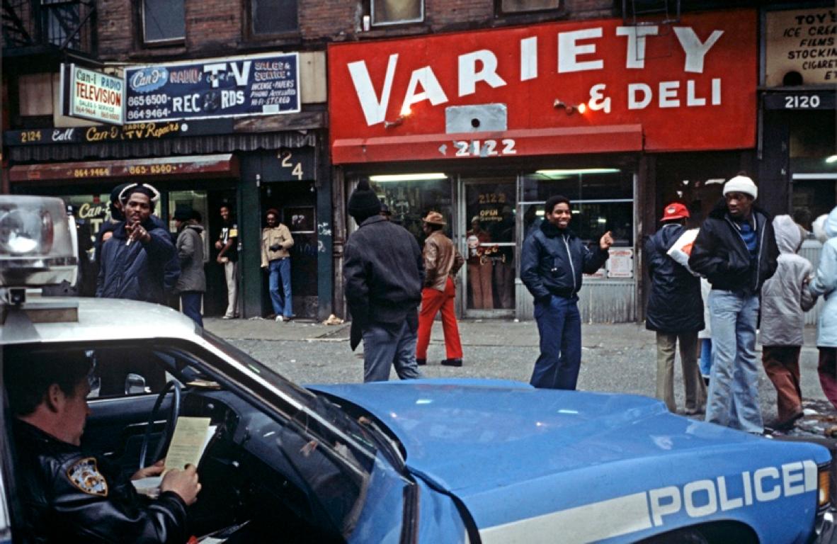 Alain Le Garsmeur Color Photograph – ' Police Patrol ' 1978 Limitierte Auflage Archivalischer Pigmentdruck 
