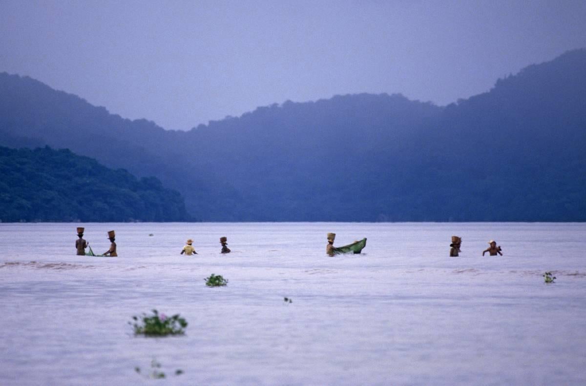 Alain Le Garsmeur Landscape Photograph – „Antongil Bay“ 