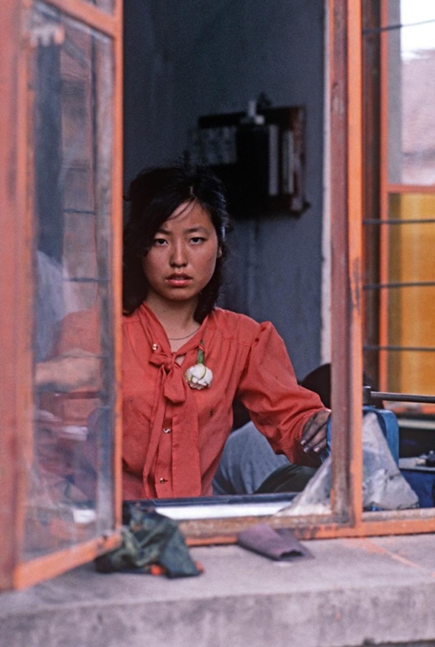 China Girl von Alain Le Garsmeur
Eine chinesische Arbeiterin blickt aus einem Fenster in einer Kunststofffabrik in Nanjing, Provinz Jiangsu, China, 1985.

Papierformat 24 x 20 Zoll / 60 x 50 cm
Gedruckt im Jahr 2022 - hergestellt von der