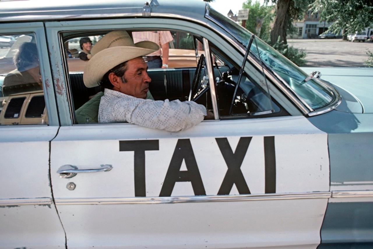 Alain Le Garsmeur Figurative Photograph – „Cowboy Taxi“ 1979 Limitierte Auflage Archivalischer Pigmentdruck 