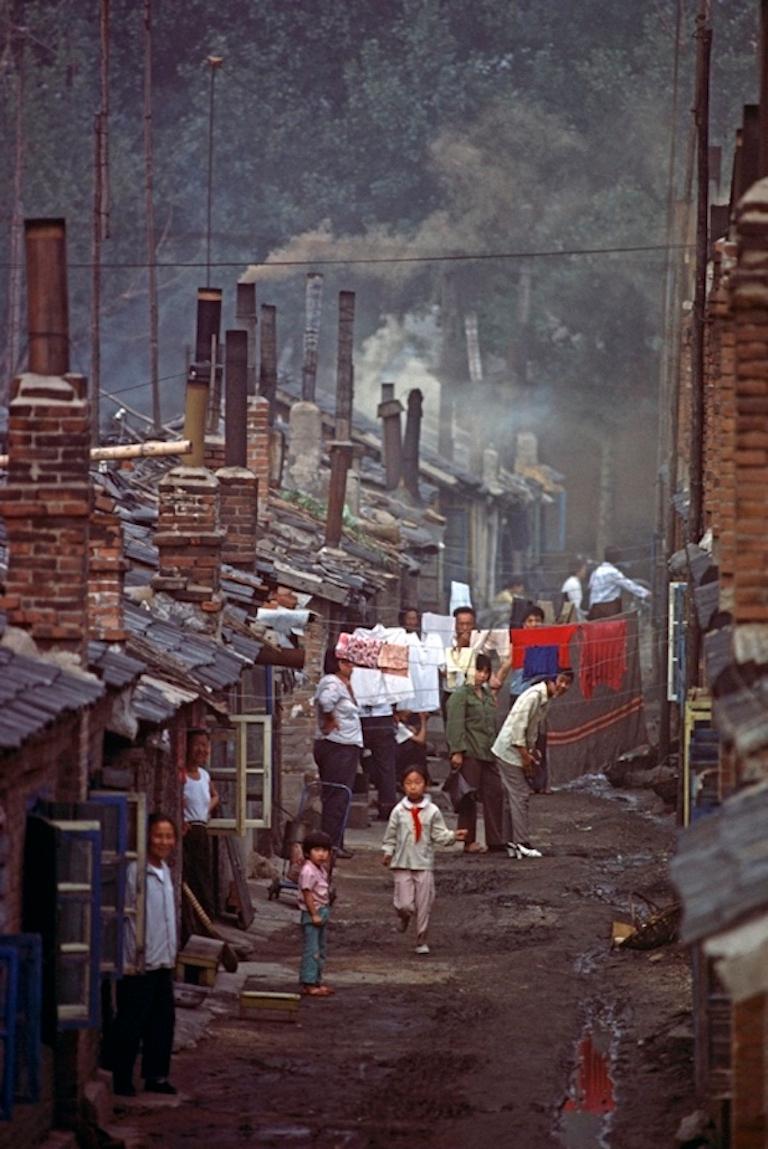 Alain Le Garsmeur Figurative Photograph – „Fushun Village“ 1985 Limitierte Auflage Archivalischer Pigmentdruck 