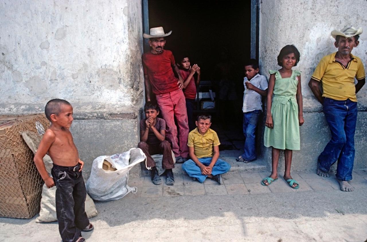 Shop Menschen von Alain Le Garsmeur
Menschen versammeln sich vor einem Geschäft im ländlichen Honduras, Mittelamerika, 1981.

Papierformat 20 x 24 Zoll / 50 x 60 cm
Gedruckt im Jahr 2022 - hergestellt von der Originalfolie
Archival Pigment Print und