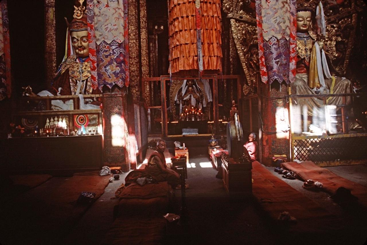 Jokhang Monks von Alain Le Garsmeur
Buddhistische Mönche im Inneren des Jokhang-Tempels, einer UNESCO-Welterbestätte, Lhasa, Tibet, 1985. 

Papierformat 30 x 40 Zoll / 76 x 101 cm  
Gedruckt im Jahr 2022 - hergestellt von der Originalfolie
Archival