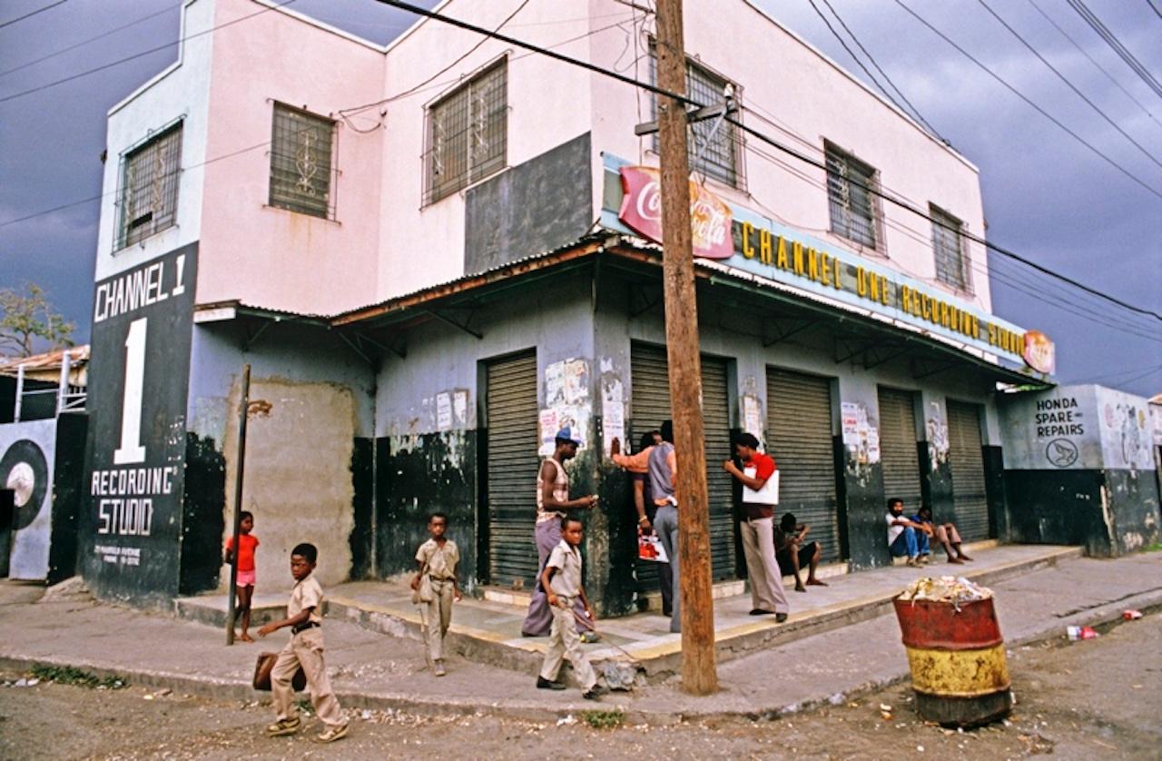 Kingston Studios par Alain Le Garsmeur
Channel One Recording Studios, Kingston, Jamaïque 1983.

Format du papier 20 x 30 pouces / 50 x 76 cm
Imprimé en 2024 
Impression à pigment d'archivage 
signé et numéroté 5/8 par l'artiste au recto 
CADRE