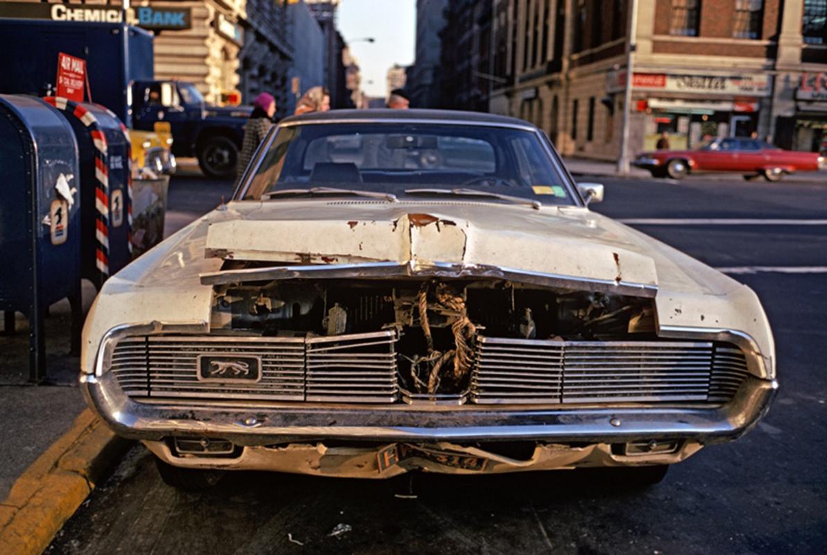 Figurative Photograph Alain Le Garsmeur - Impression pigmentaire d'art en édition limitée Mustang Mistake, 1973