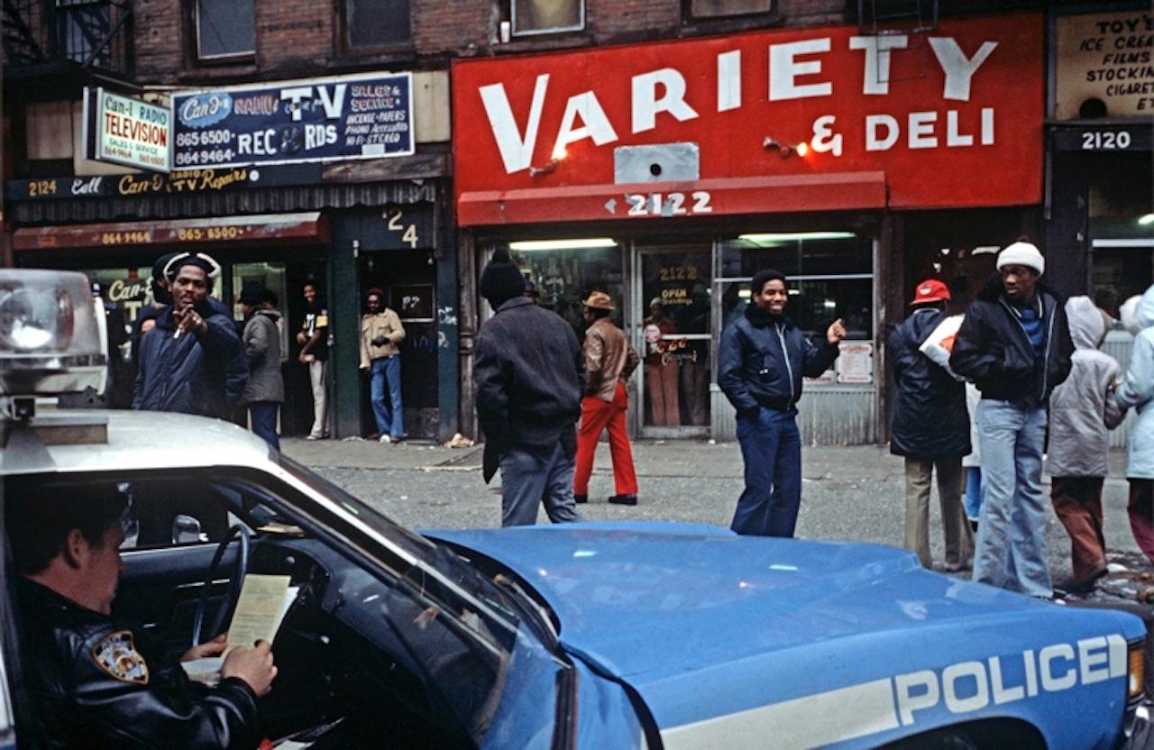 Polizeistreife von Alain Le Garsmeur
Ein Polizist des 28. Bezirks liest Notizen in seinem Streifenwagen in Harlem, New York City, USA, April 1978.

Papierformat 30 x 40 Zoll / 76 x 101 cm  
Gedruckt im Jahr 2022 - hergestellt von der