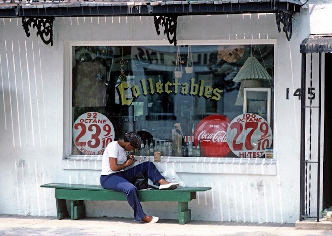 Savannah Sammlerstücke von Alain Le Garsmeur
Ein afroamerikanischer Mann macht eine Pause auf einer Bank vor einem Geschäft in der Innenstadt von Savannah, Georgia, USA, 1983. 

Papierformat 16 x 20 Zoll / 40 x 50 cm 
Gedruckt im Jahr 2022 -