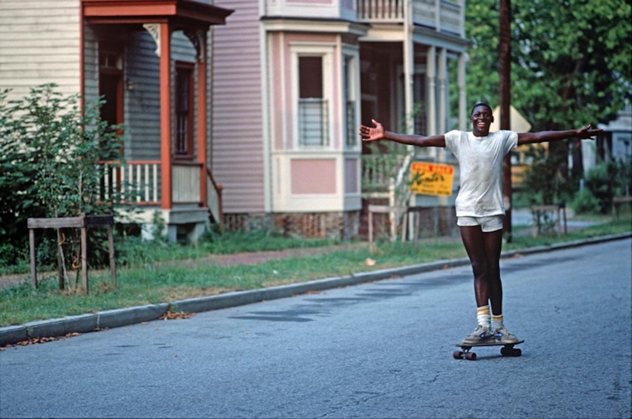 Savannah Skateboard by Alain Le Garsmeur
A man shows his balance skateboarding down the street in downtown Savannah, Georgia, USA, 1983.

Paper size 20 x 24 inches / 50 x 60 cm
Printed in 2022 - produced from the original transparency
Archival