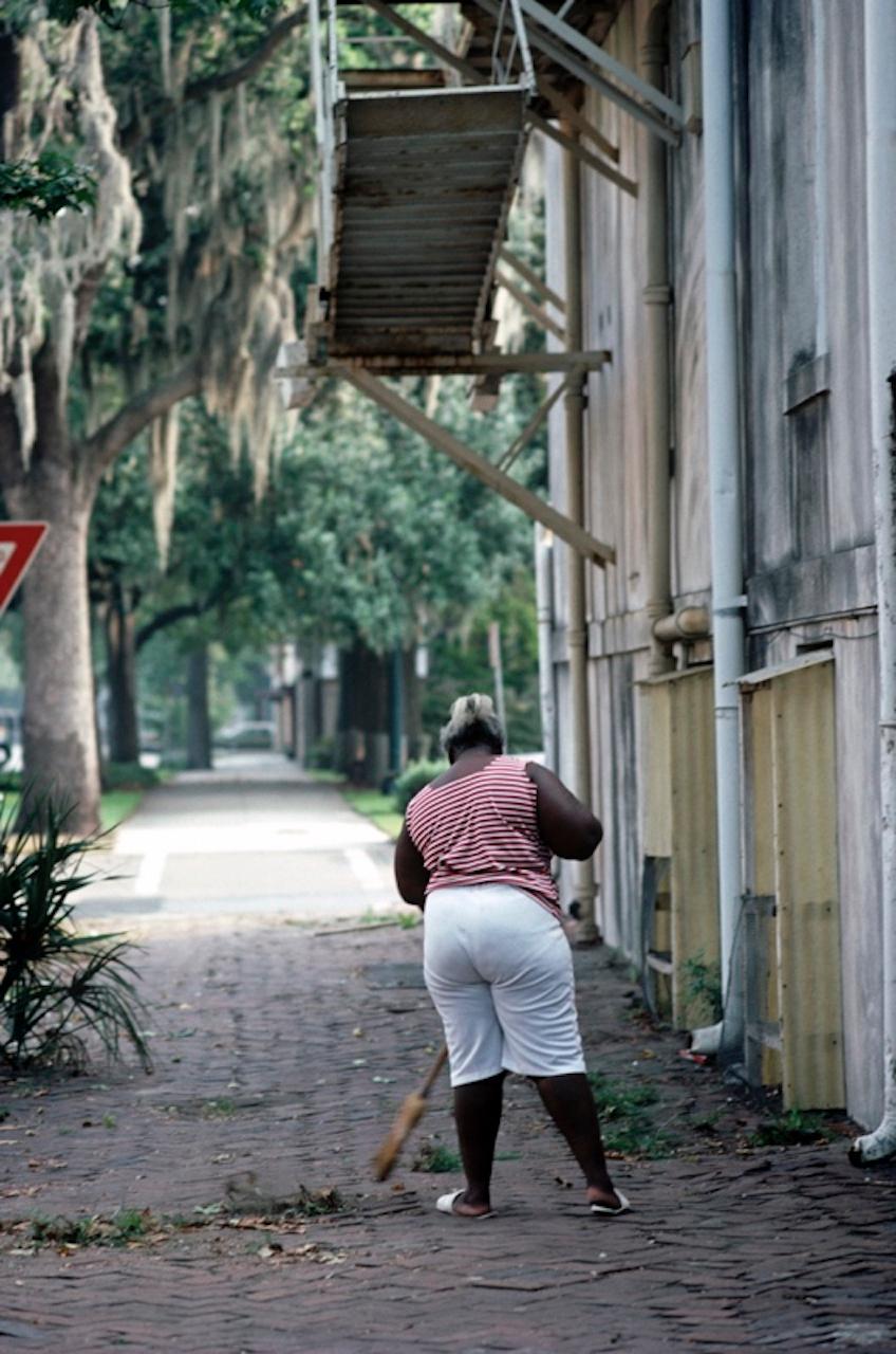 Savannah Sweep von Alain Le Garsmeur
Eine Frau fegt den Bürgersteig vor ihrem Haus in der Innenstadt von Savannah, Georgia, USA, 1983. 

Papierformat 24 x 20 Zoll / 60 x 50 cm
Gedruckt im Jahr 2022 - hergestellt von der Originalfolie
Archival