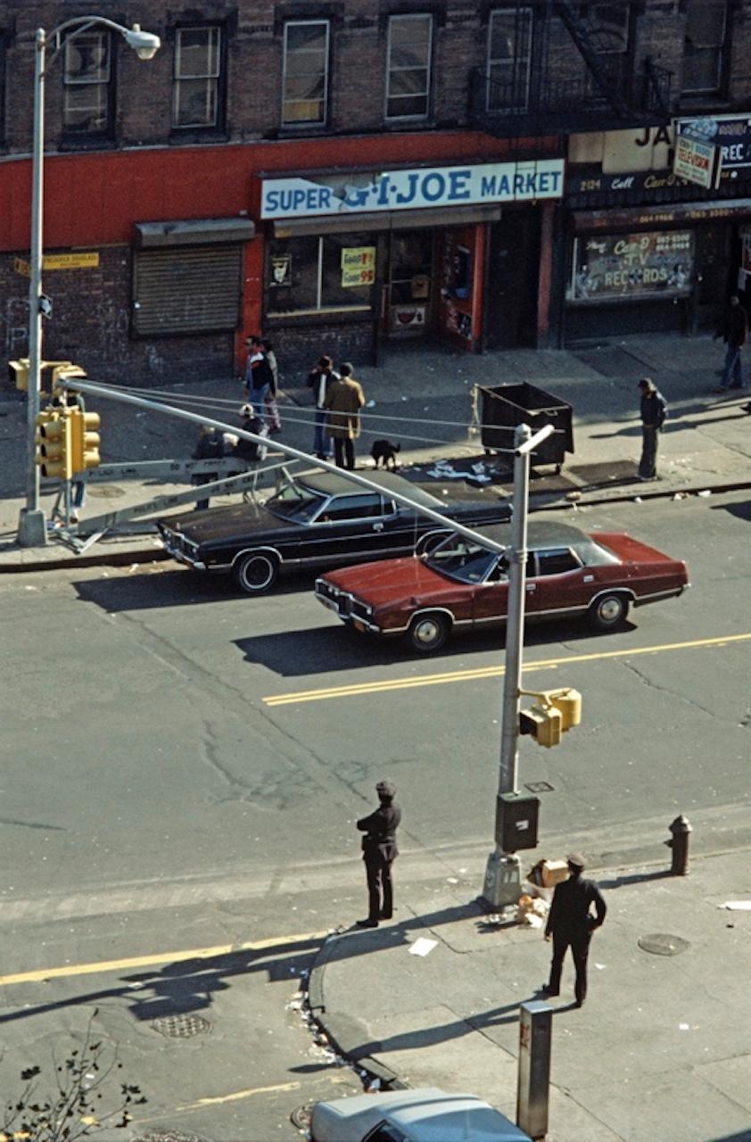 Straße unten von Alain Le Garsmeur
Blick über die Straßen von Harlem, New York City, USA, in den 1970er Jahren.

Papierformat 40 x 30 Zoll / 101 x 76 cm   
Gedruckt im Jahr 2022 - hergestellt von der Originalfolie
Archival Pigment Print und