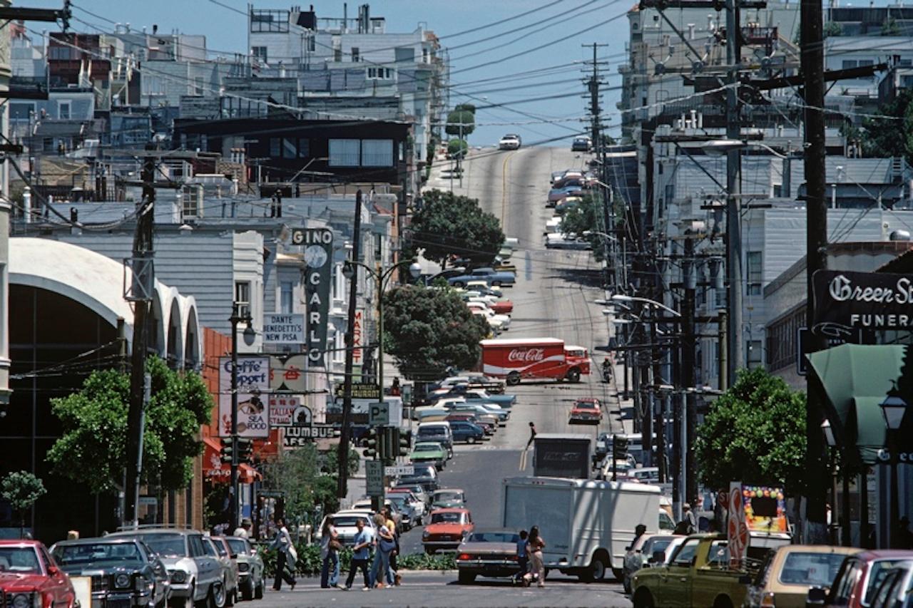 Calles de San Francisco por Alain Le Garsmeur
Una empinada colina en las concurridas calles de San Francisco, California, 1979. 

Tamaño del papel 20 x 30 pulgadas / 50 x 76 cm
Impreso en 2022 - producido a partir de la transparencia