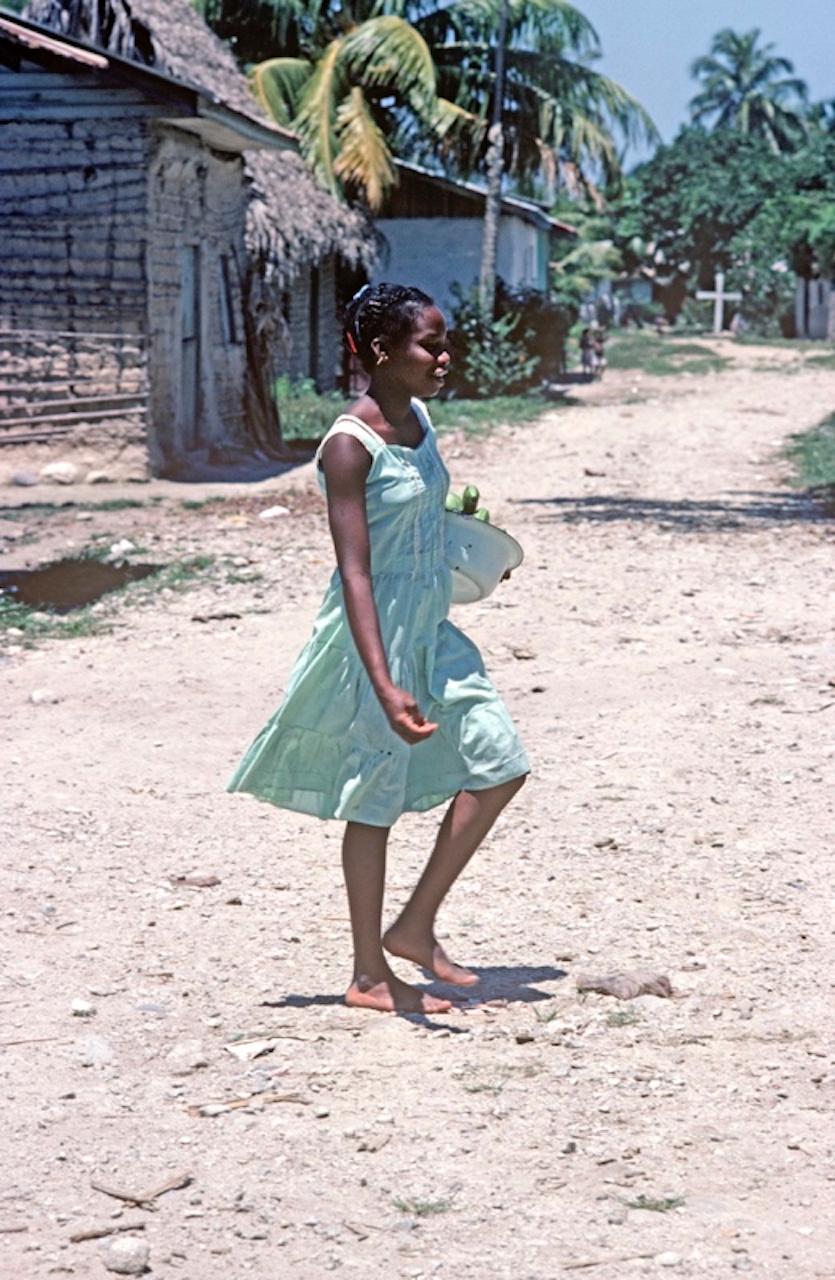 Dorfmädchen von Alain Le Garsmeur
Ein Mädchen spaziert durch ihr Dorf an der Mosquitoküste, Honduras, Mittelamerika, 1981. 

Papierformat 20 x 16 Zoll / 50 x 40 cm
Gedruckt im Jahr 2022 - hergestellt von der Originalfolie
Archival Pigment Print und