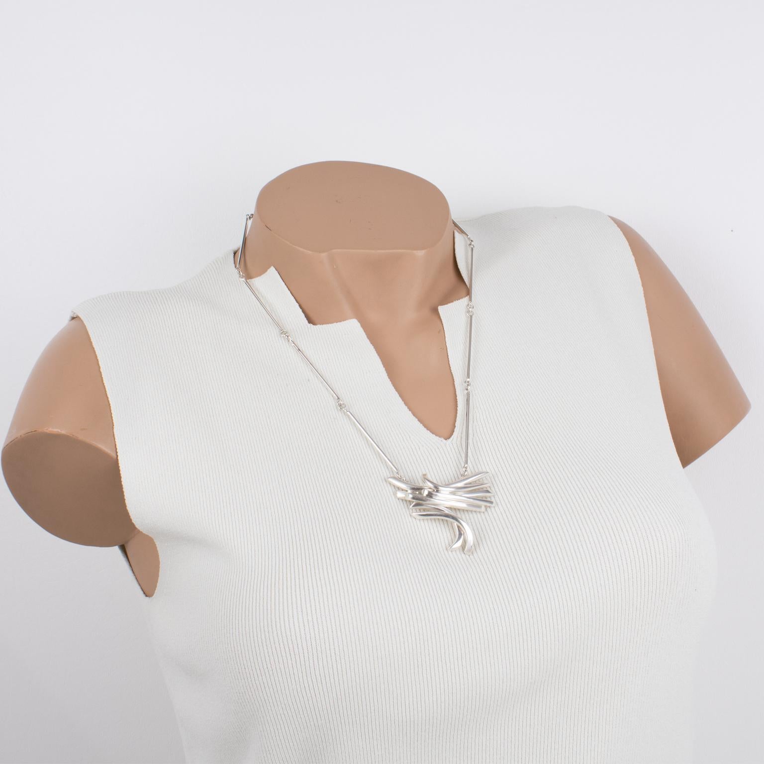 Modernista Collana in metallo argentato con ciondolo brutalista di Alain Lerolle in vendita