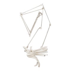 Collar de Metal Plateado Alain Lerolle con Colgante Brutalista