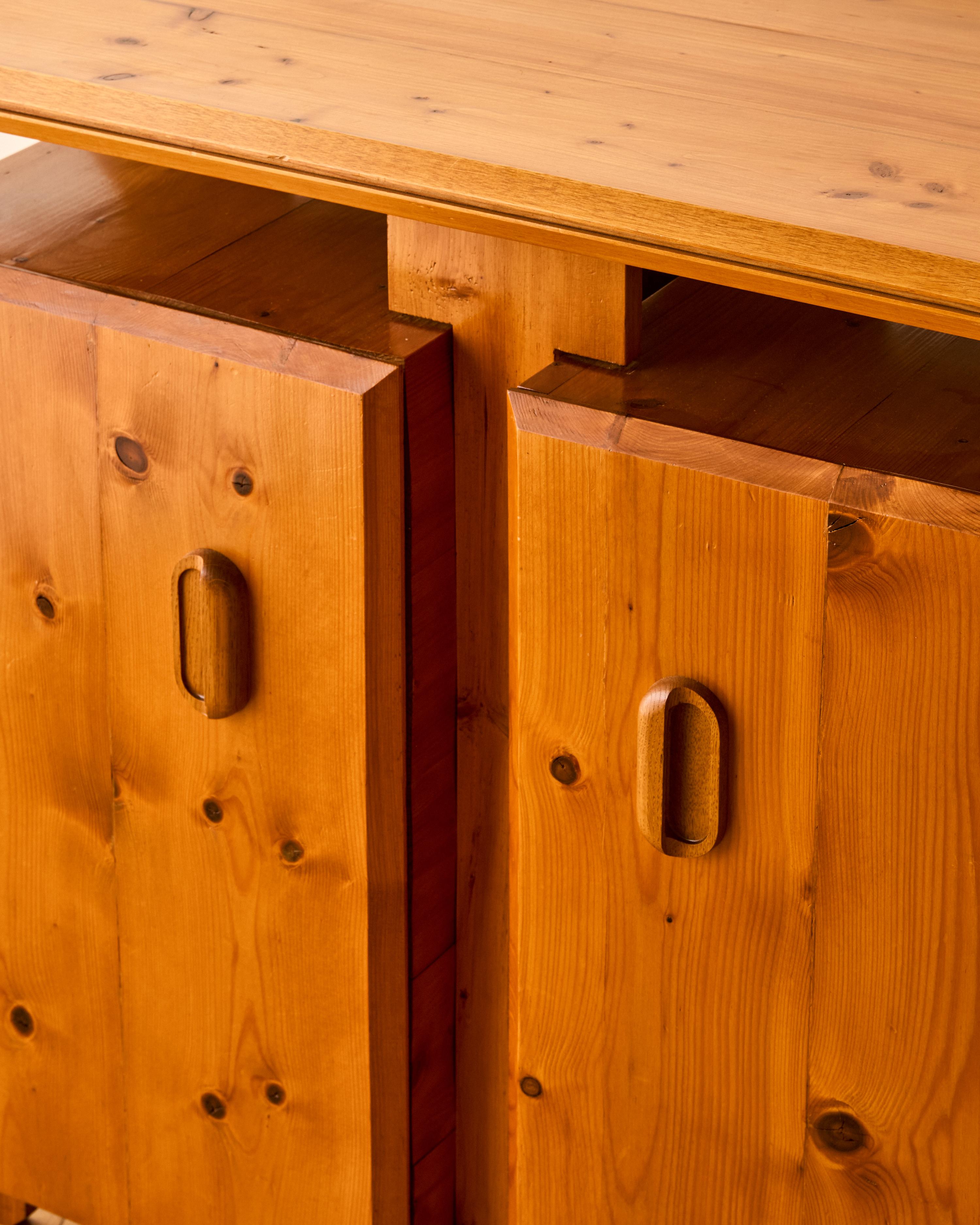 Buffet en pin Alain Marcoz c. 1970 en vente 3