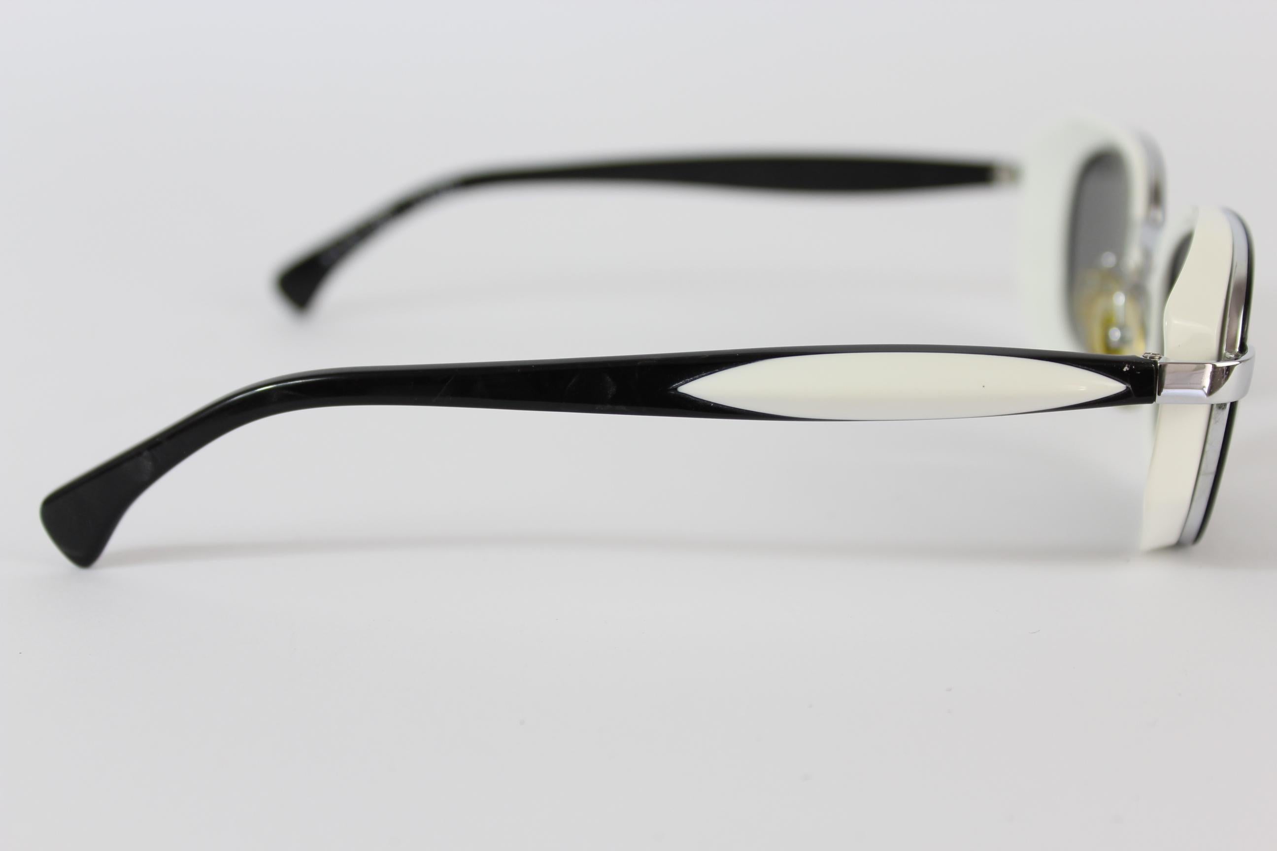 Alain Mikli Paris vintage 90s sunglasses. Oval, space lens, black color, white and silver lens outline. Handmade. Made in France. Excellent vintage condition.

Code: 3123

Color: 13048

Lenses: 50 mm
Bridge: 140 mm
Temple Length: 140 mm