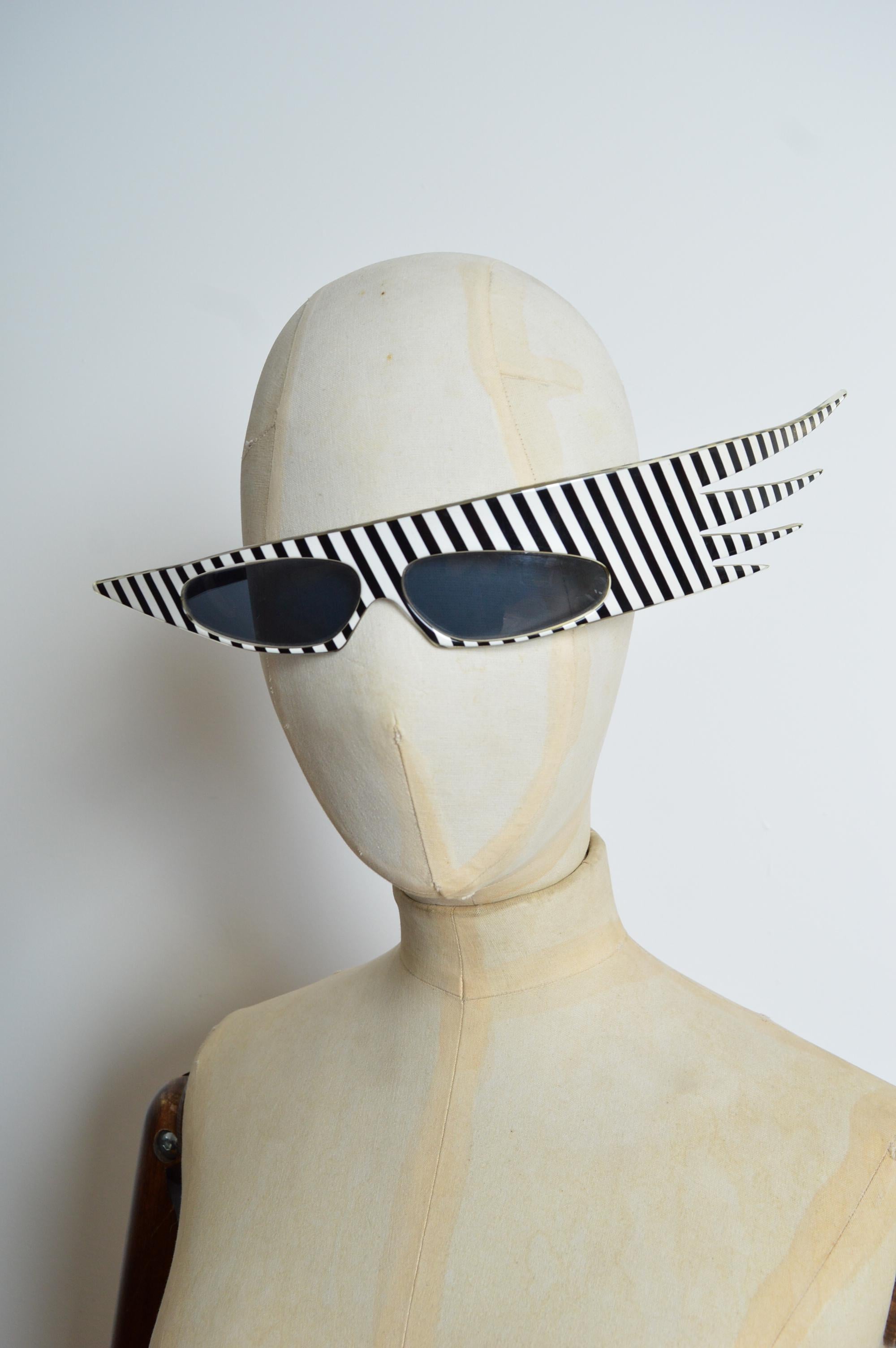 Alain Mikli Rare 1980s Plume Striped Avant Guard Crazy Sunglasses - Loud Shades In Good Condition In Sheffield, GB