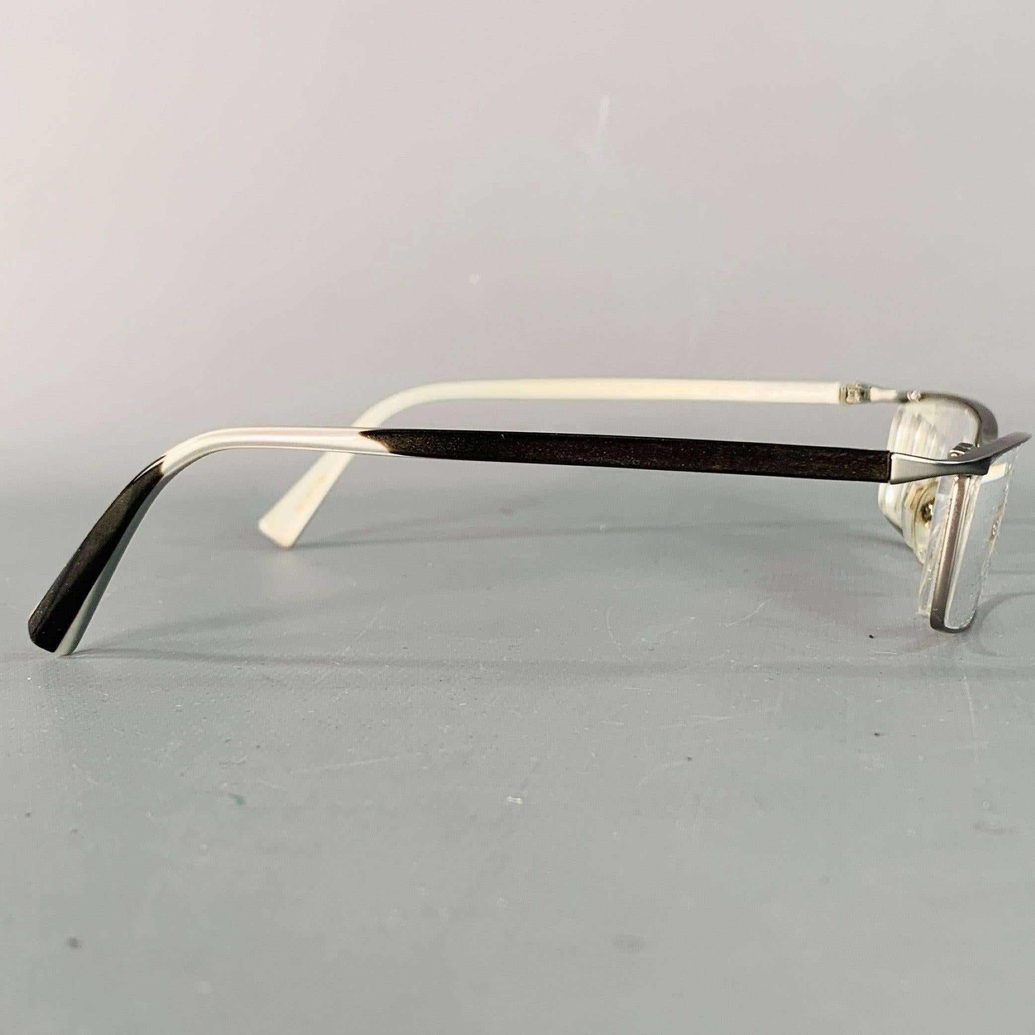 Lectores de ALAIN MIKLI
de metal plateado con patillas de acetato, de forma rectangular y semi al aire.
Viene con funda. Nota: estas monturas contienen lentes correctoras que deberán ser cambiadas por un óptico antes de usarlas. Hecho a mano en