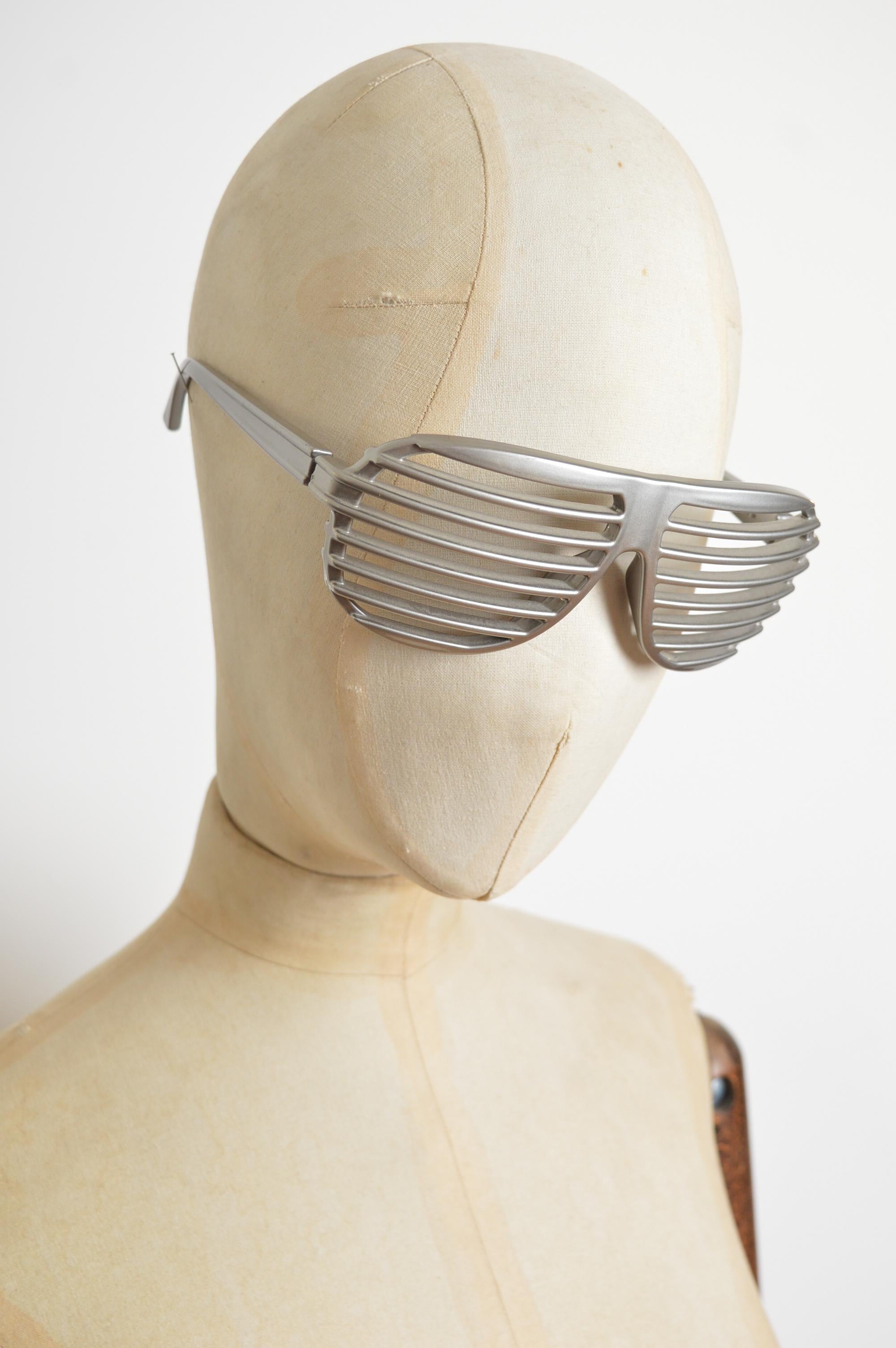 ALAIN MIKLI Persiana plateada vintage Gafas de sol Avant Guard Eyewear Marrón en venta