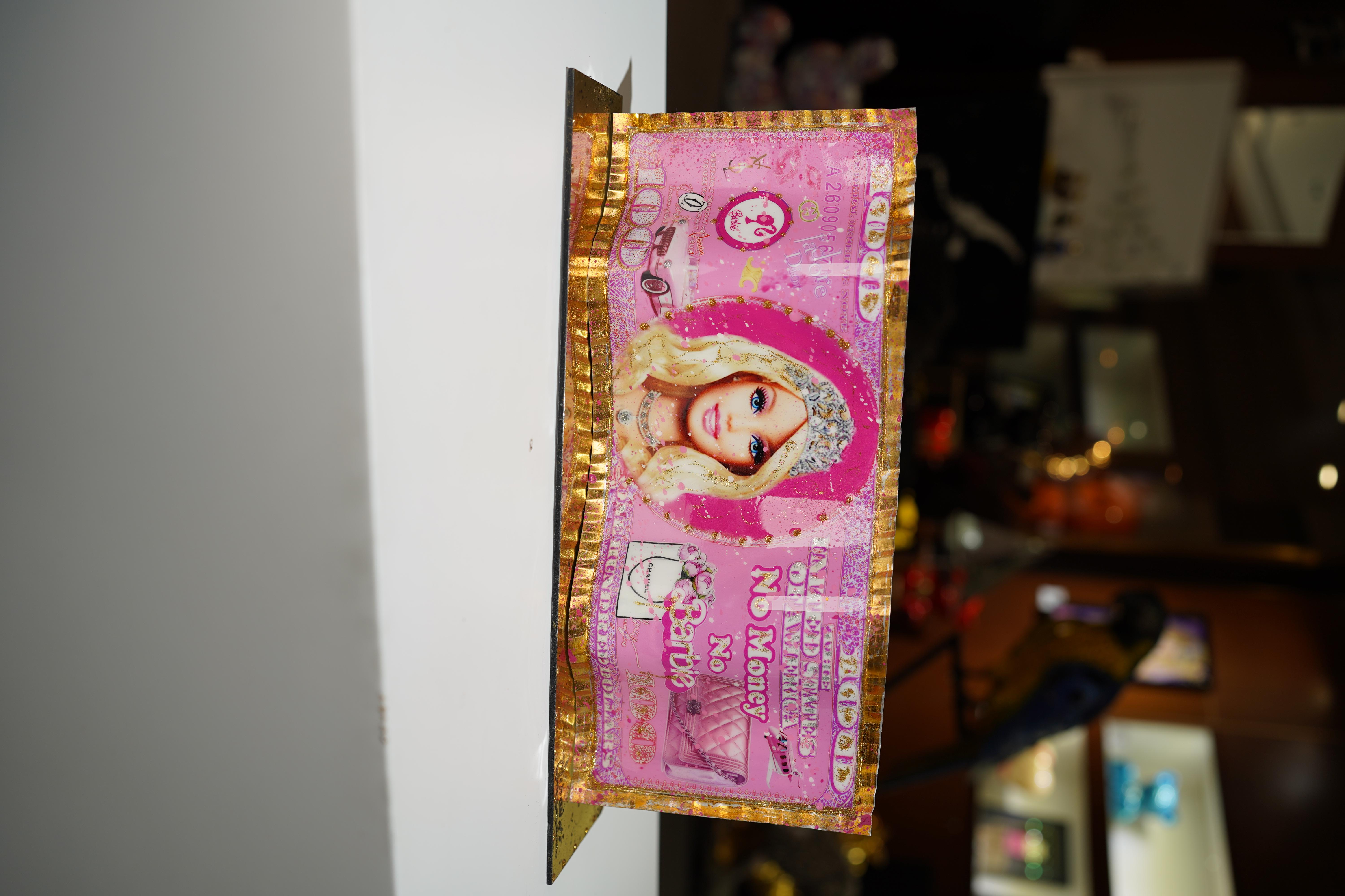 Alain Mimouni Dollar Rose Barbie Bill (avec base) - Marron Figurative Sculpture par Alain mimouni