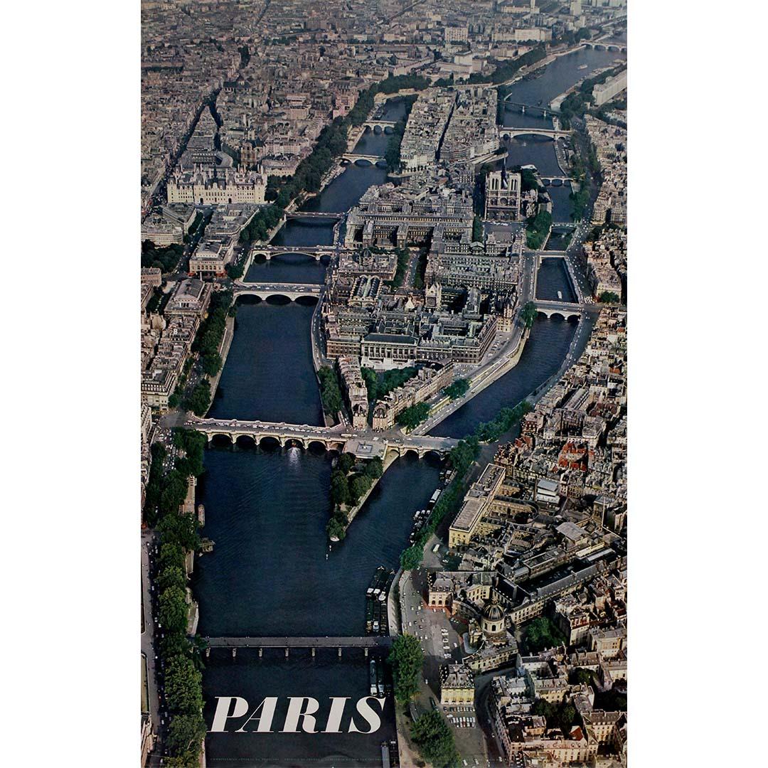 Cette affiche de voyage originale de 1965, réalisée par Alain Perceval, présente une vue aérienne de Paris à couper le souffle, en mettant l'accent sur son cœur historique : L'Île de la Cité et l'Île Saint-Louis. La Seine, enjambée par d'élégants