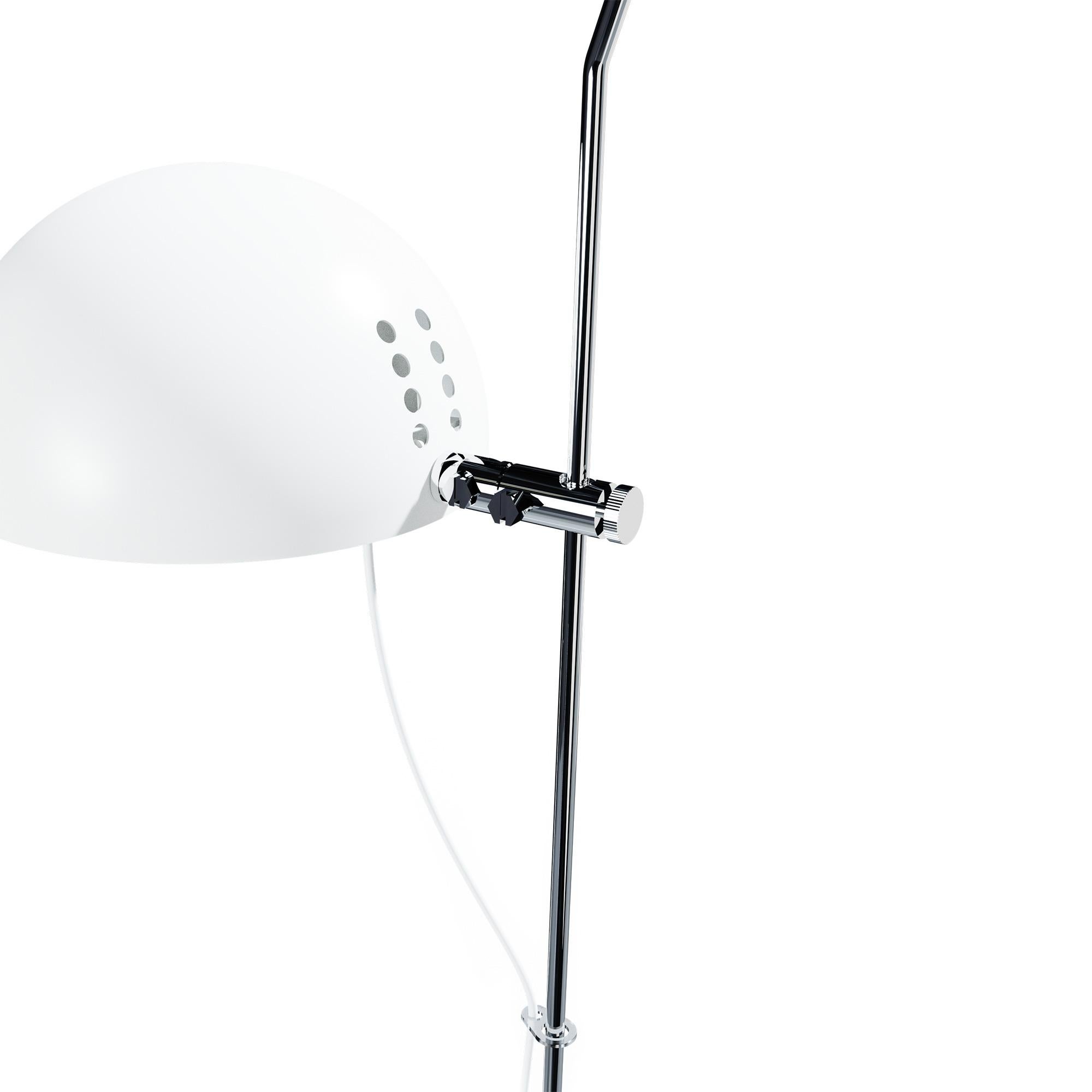 Lampe de bureau Alain Richard « A21 » en blanc pour Disderot.

Exécutée en métal peint en blanc, cette nouvelle édition numérotée avec certificat d'authenticité inclus est fabriquée en France par Disderot avec les mêmes techniques de fabrication à