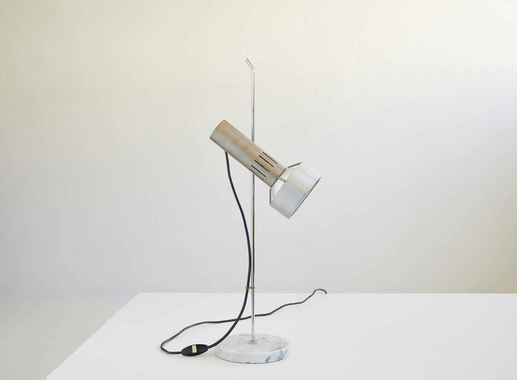 Lampe de table A4 d'Alain Richard, Ed, Disderot France, 1958

Magnifique lampe de table A4 d'Alain Richard, conçue en 1958 pour Disderot. Il se compose d'un corps en acier brossé avec un projecteur Directional coulissant sur une tige, et d'une base