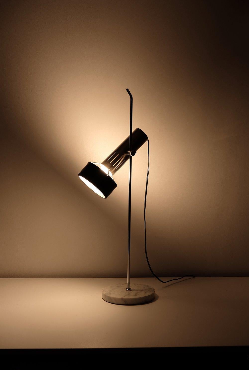 Rare A4 Alain Richard table lamp for Disderot made in France. Polished steel and lacquered aluminium shade. Polished steel fittings, polished chromed steel fittings, polished Carrara marble base. 40-60 watts E-26 Edison medium base incandescent bulb