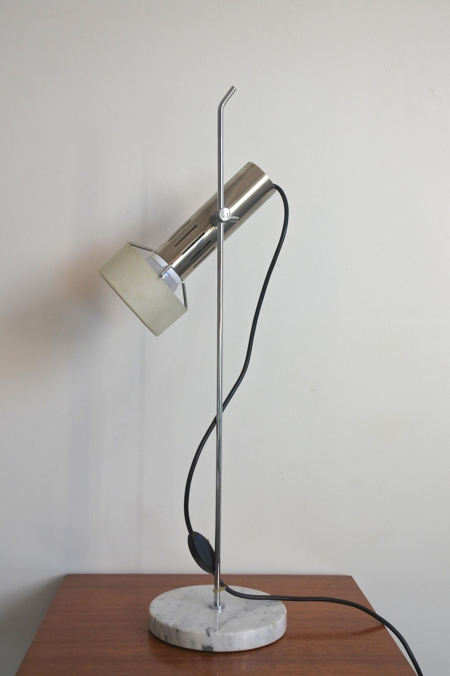 Table lamp by French designer Alain Richard.
Edited by Disderot in 1958.
Model A4.
Chromed and lacquered metal, brushed steel and marble.
Fully original and complete.
Great avant-gardist design.

Original electrical system. To be safe, the lamp