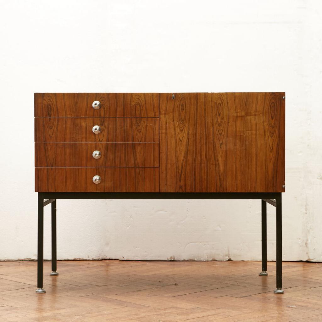 Alain Richard credenza, Série 800 Edition Meubles TV 1958 in Rio rosewood 
Length 120 x Depth 60 x Height: 98 cm 
Leg height 48 cm. 
1 door with glass shelf + 1 block of 4 drawers,  chrome-plated metal handles
Good condition 