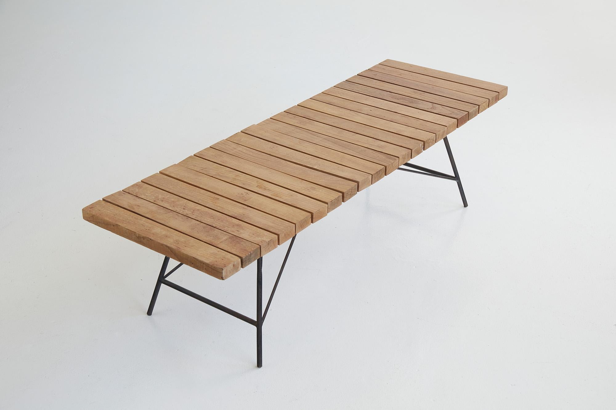 Alain Richard Beistelltisch Modell 201, Ed. Meubles T.V., Frankreich, ca. 1954.
Couchtisch aus lackierten Eschenholzlatten, schwarzes Eisengestell. Trägt das Label 