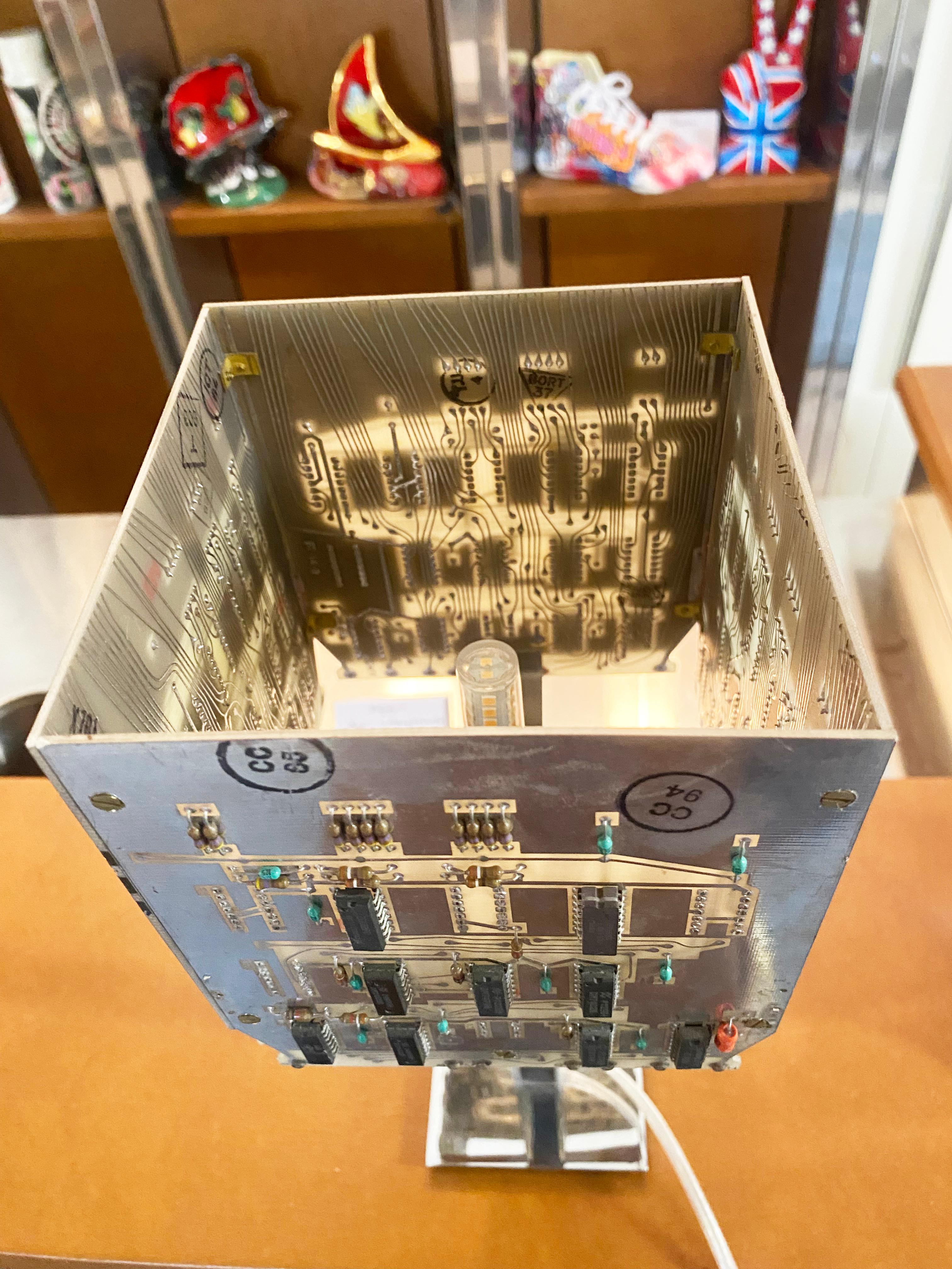 Alain Vilatou - Cubic” lamp printed circuit boards and metal 1990 Excellent état - En vente à Saint Ouen, FR