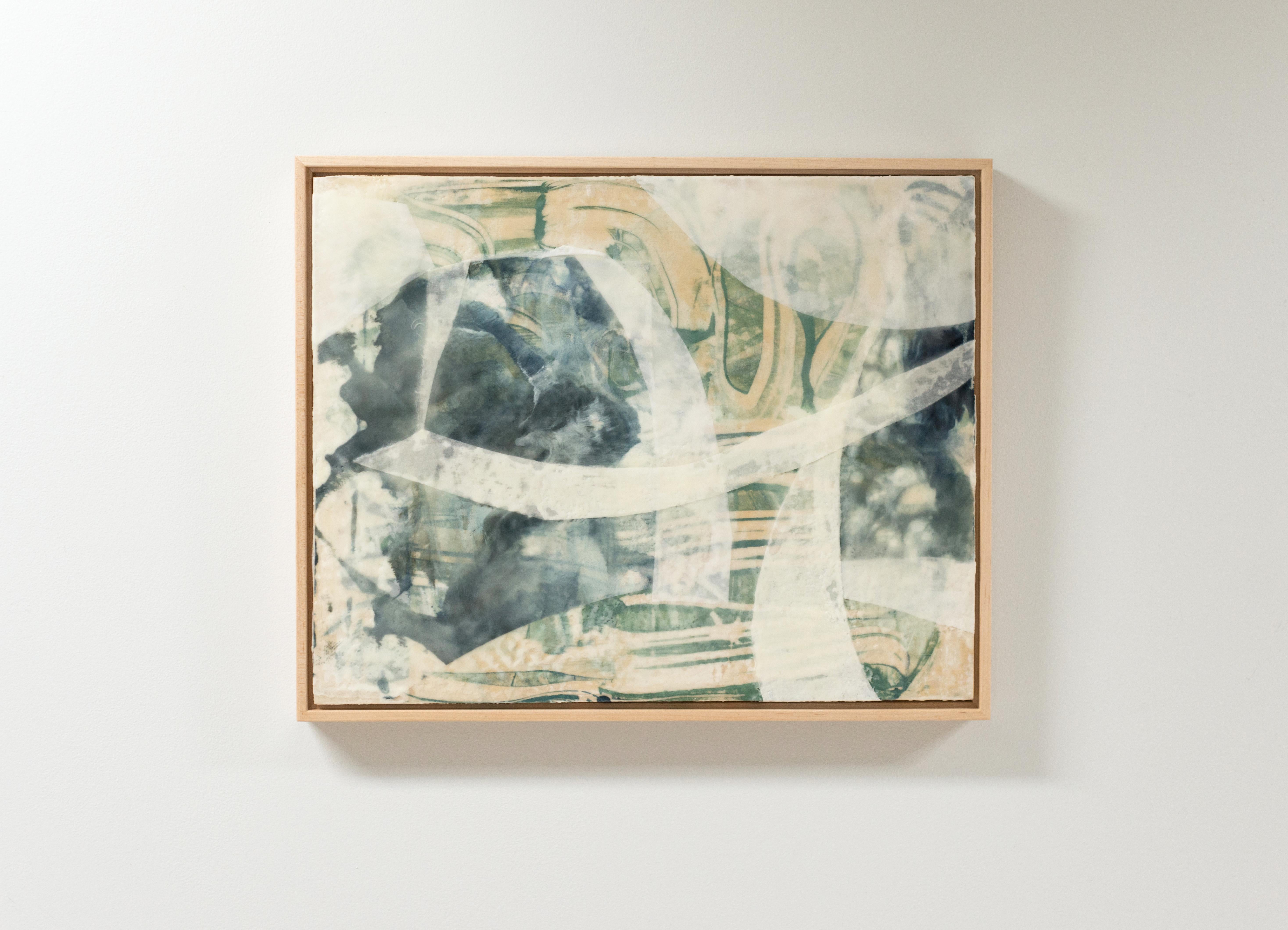 Blauer Ocker (straktisches Enkaustikgemälde mit indigoblauen, blauen und beigefarbenen Stoffen) – Painting von Alaina Enslen