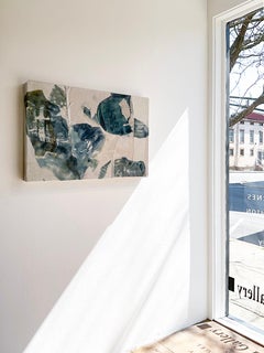 Weiße Brise und blaue Himmel: Abstraktes Enkaustikgemälde mit blauem und beigefarbenem Stoff