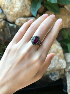 Alamandit Granat mit Tsavorit Ring in 18 Karat Weißgold Fassung