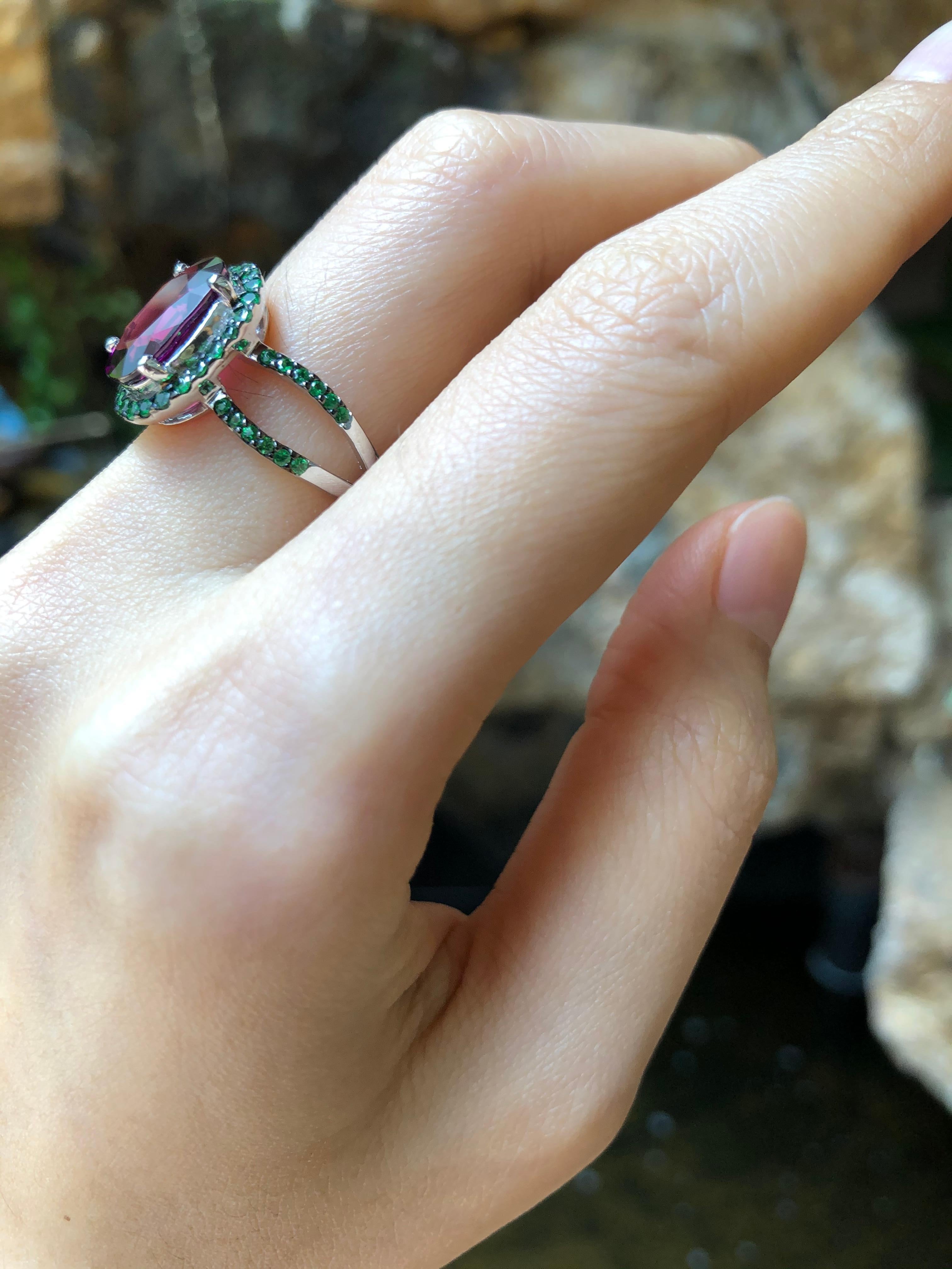 Alamandit Granat mit Tsavorit Ring in 18 Karat Weißgold Fassung im Angebot 1