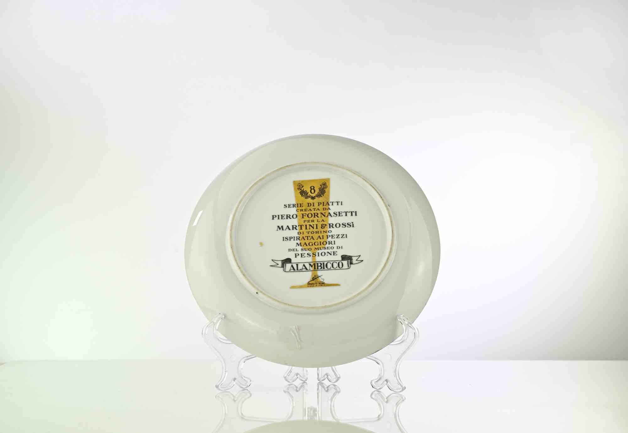 Alambicco per la distillazione dell'alcool es un elegante plato de porcelana serigrafiada, diseñado por Piero Fornasetti para Martini & Rossi en la década de 1960 .