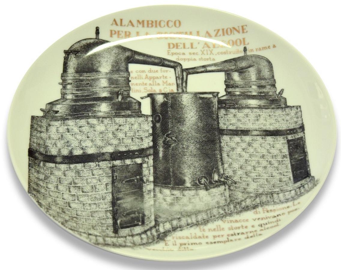 Alambicco per la distillazione dell'alcool è un elegante piatto in porcellana serigrafata, disegnato da Piero Fornasetti per Martini & Rossi negli anni Sessanta.

Titolo originale: Alambicco per la distillazione dell'alcool

In condizioni