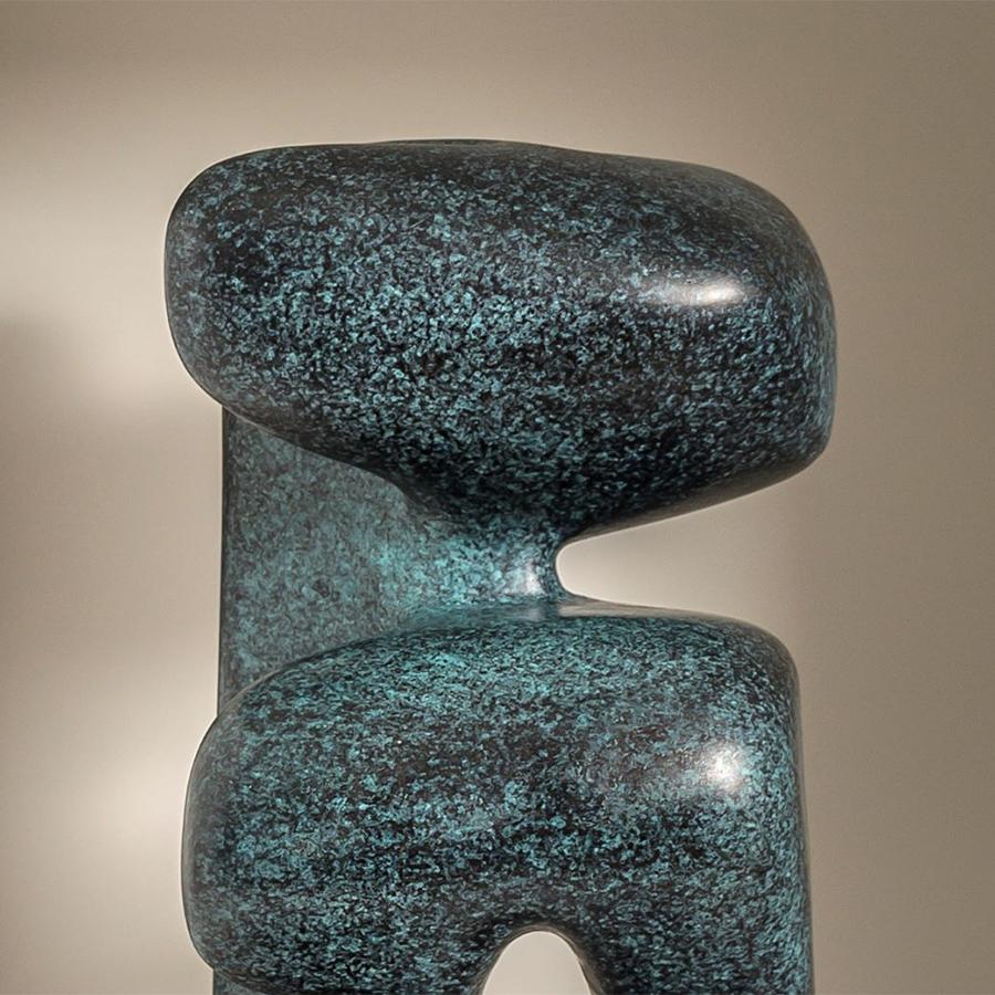 Blau-grüne Bronzeskulptur von Alan (Gegossen) im Angebot