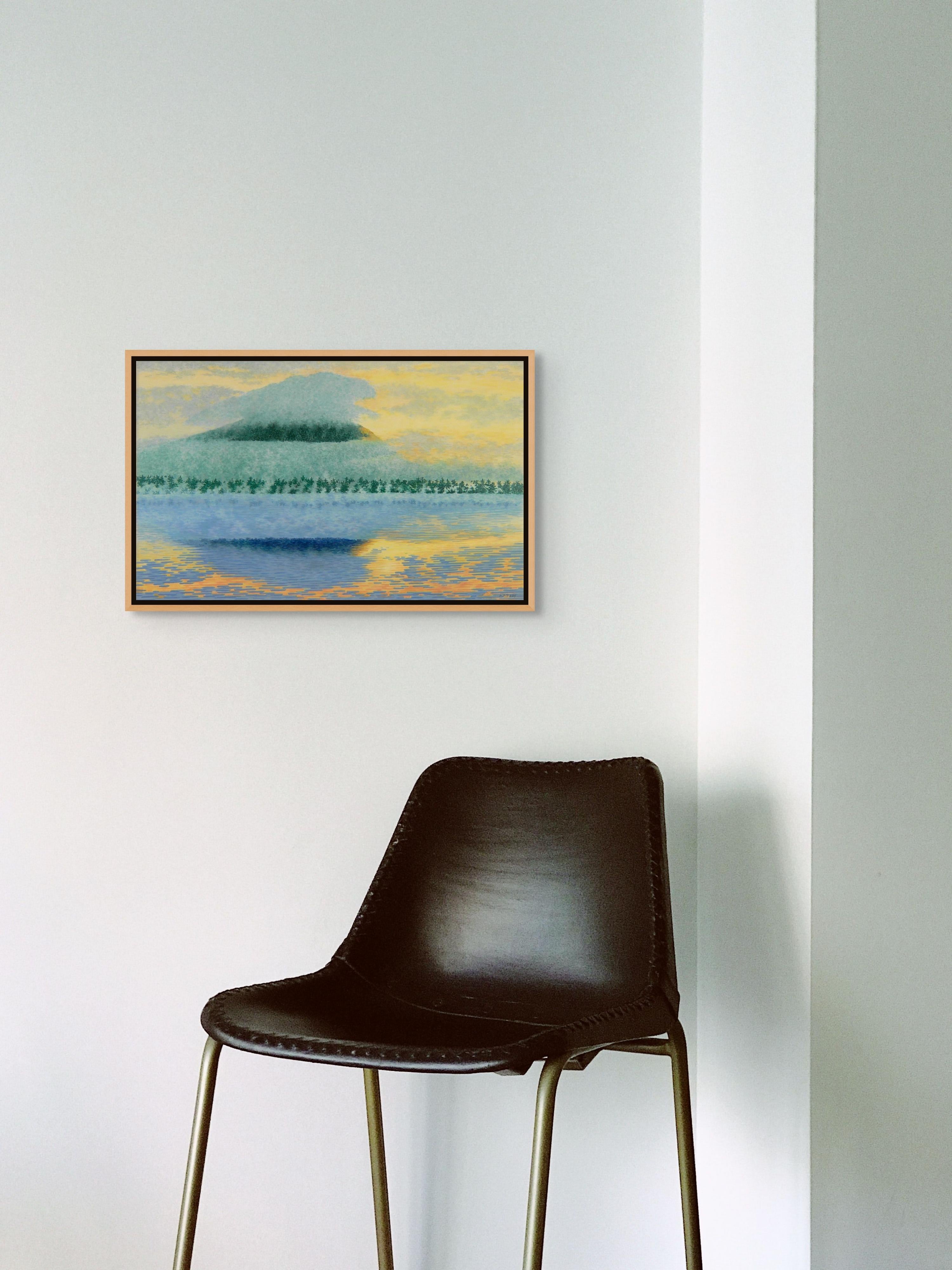 En Primera luz (2024), Alan Bray capta la tranquila majestuosidad del amanecer sobre Spencer Pond, Maine. Este luminoso cuadro de temple de caseína sobre tabla (15 x 24 pulgadas) representa un impresionante amanecer de verano, donde la suave luz