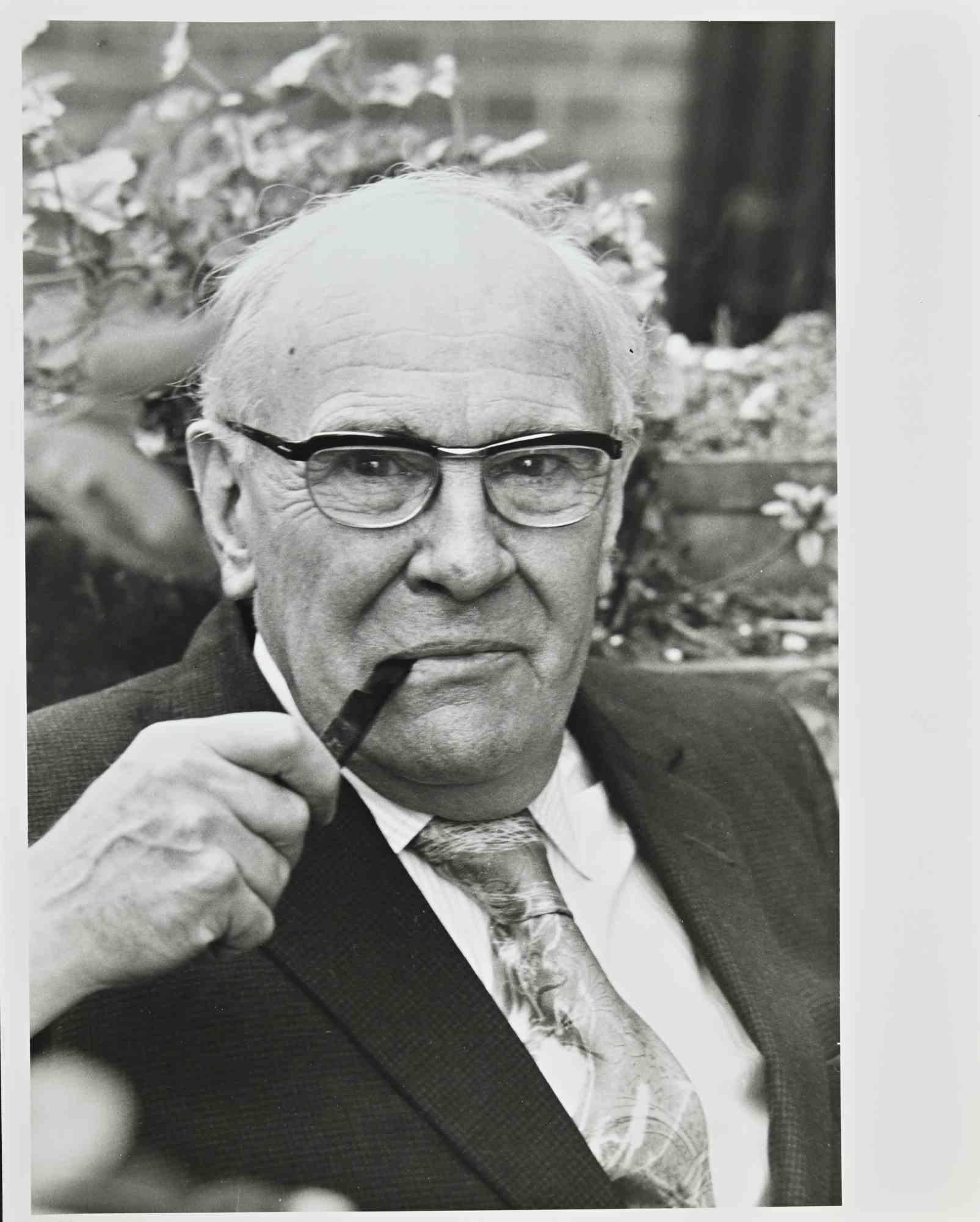 V. S. Pritchett - Vintage By est une photographie en noir et blanc, réalisée par Alan Clifton - Playbill en 1973.

Bonnes conditions.