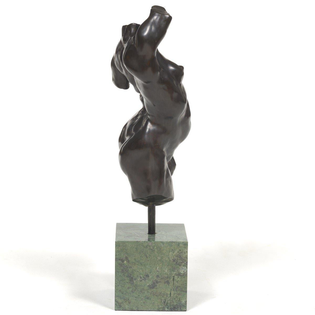 Alan Cottrill (américain, Ohio, né en 1952)
Torse féminin nu, 1994
Bronze monté sur un socle en marbre vert
Signé, daté et numéroté 14/20 au verso de la jambe, avec le cachet de la fonderie
17. in. h. x 6 in. w. x 6 in. d.
25.5 in. h. x 6 in. w. x 6