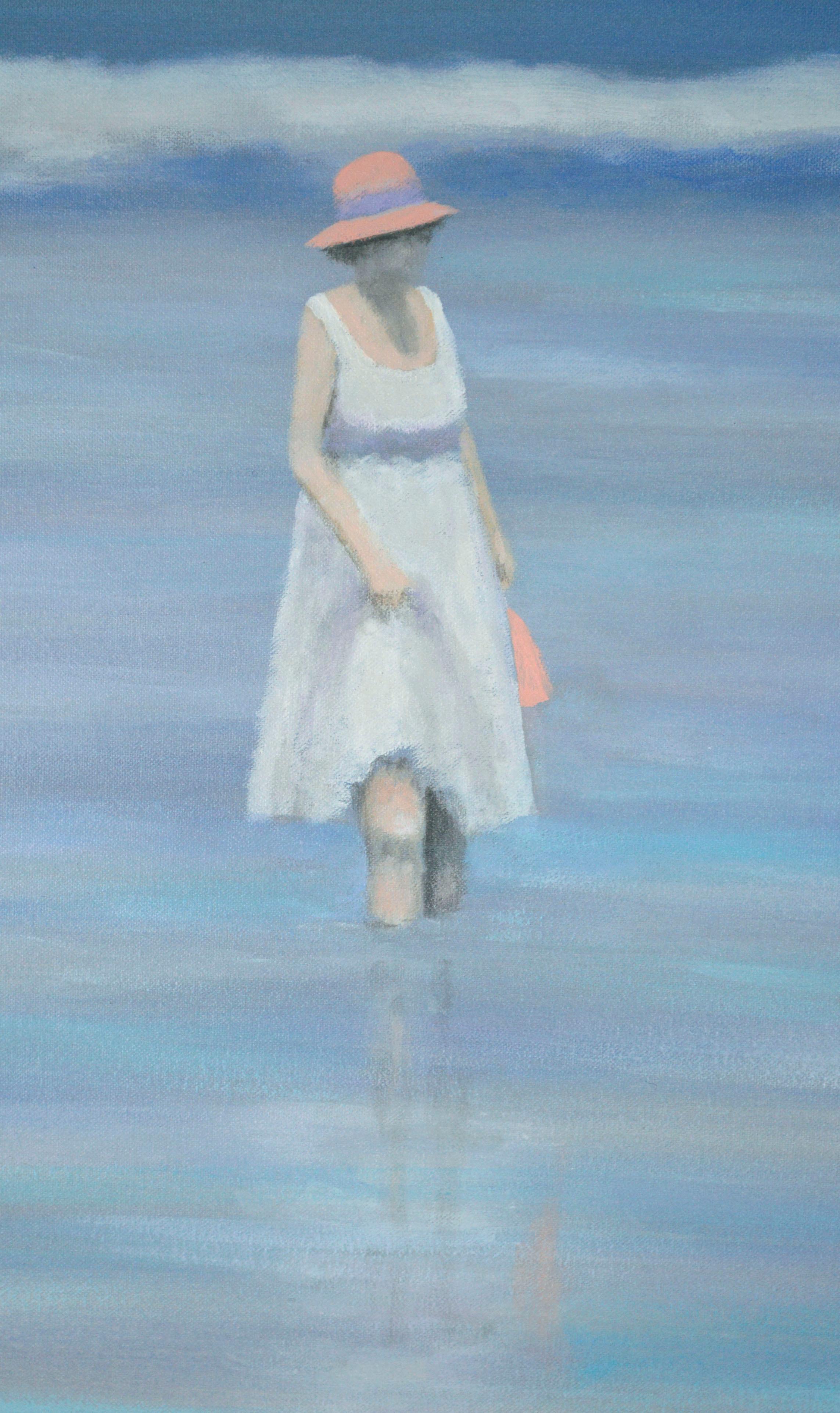 Sognante paesaggio marino figurativo di due donne sulla spiaggia che sguazzano in acque poco profonde, raffigurate in una splendida tavolozza tonale di tenui sfumature ciano e lavanda, opera di Alan David Cours (americano, nato nel 1950). I sottili