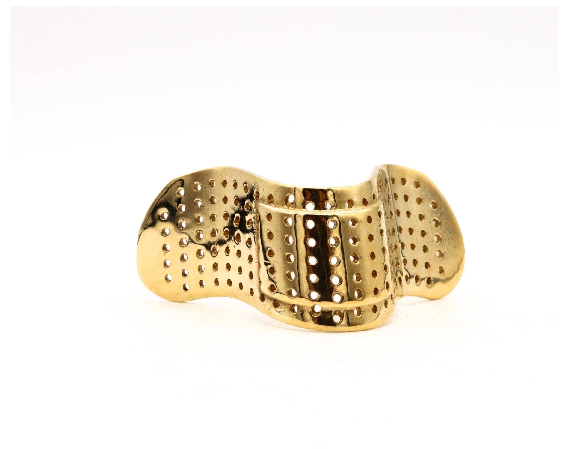 Nasengips(ohr)ring entworfen von Alan Crocetti.

Ein verspieltes und skurriles skulpturales Stück, das der brasilianische Schmuckdesigner Alan Crocetti in der Nase trägt. Dieser einzelne (Ohr)ring ist mit einem lustigen Gipsmotiv