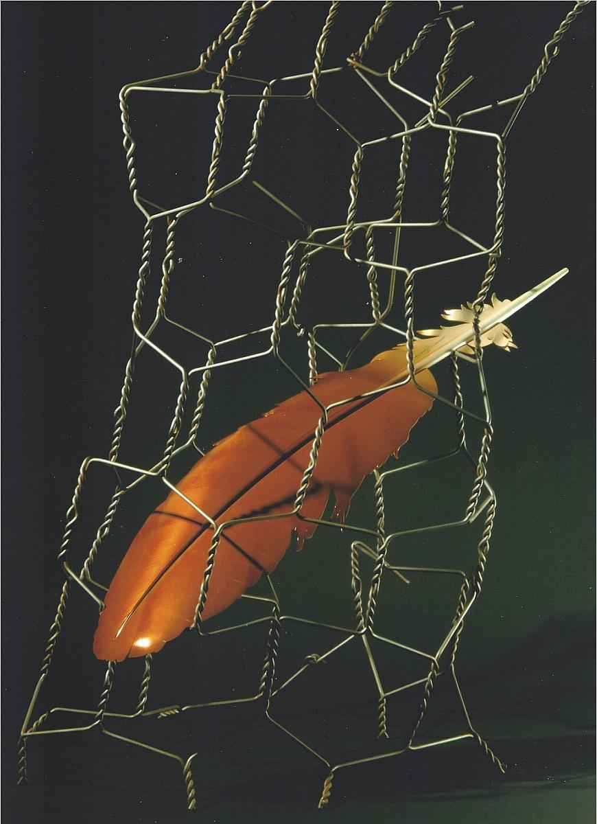 Alan DERRICK Still-Life Sculpture – Chaotisches Leben eines Rinds Kampffedern