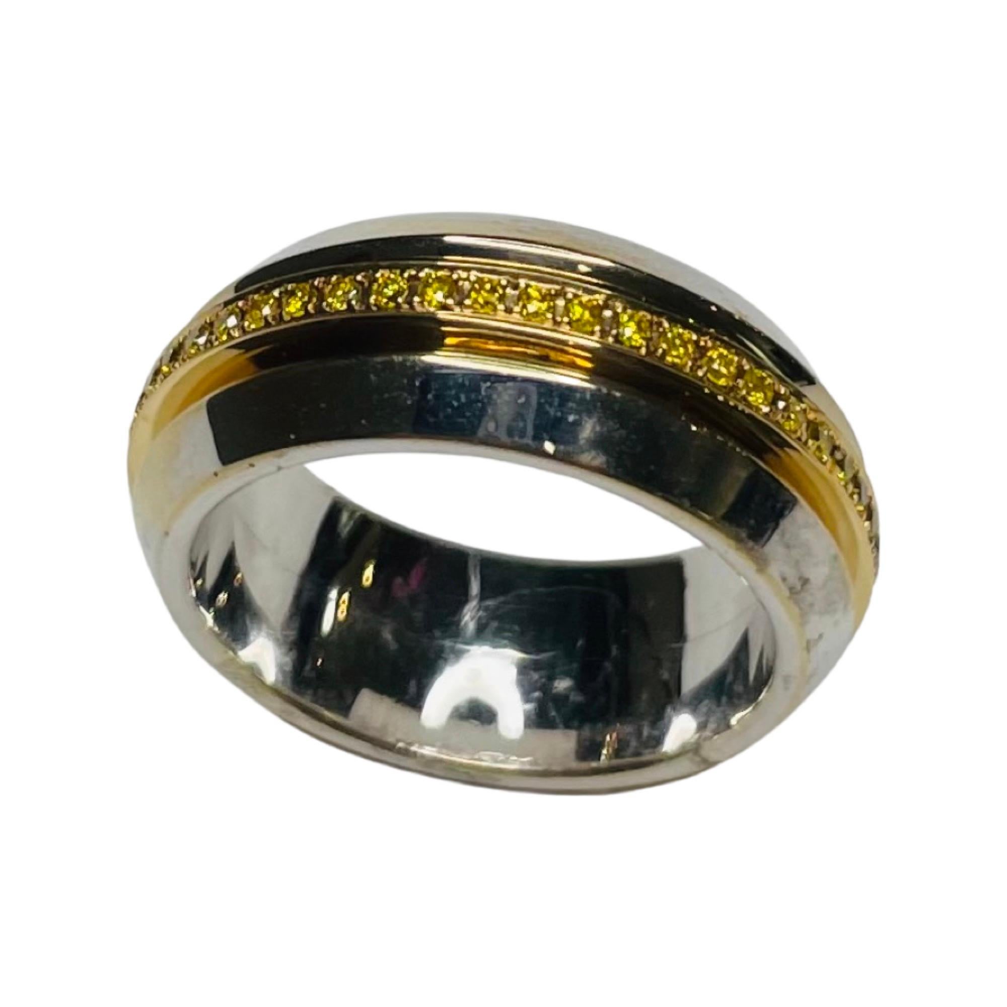 Alan Friedman 18K Weiß & Gelbgold Diamantring. 50 natürliche, intensiv gelbe Diamanten sind in ein Band aus 18 Karat Gold gefasst, das sich im Inneren des Weißgoldbandes dreht. Der Diamant hat ein Gesamtgewicht von 0,35 Karat. Das Band ist 8,1 mm