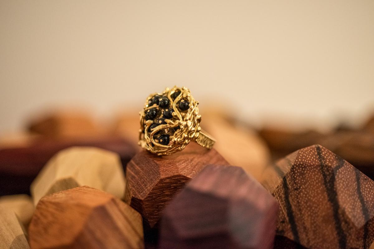 Alan Gard Onyx Perlen Cluster und 18 Karat Gold Ring und Ohrring Suite 1975 für Damen oder Herren