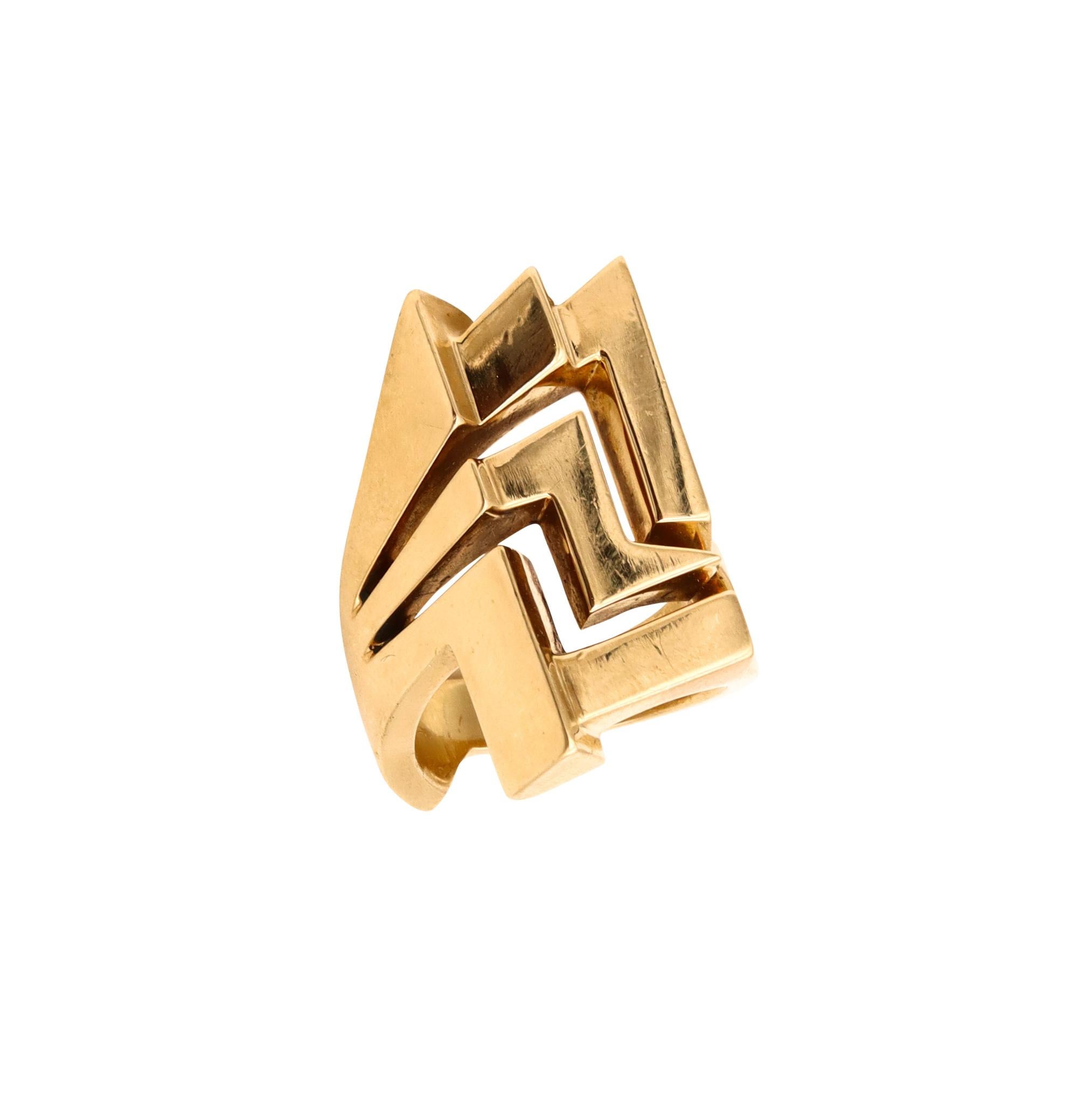 Sculptural ring designed by Alan Giovannetti.

Vintage sculptural piece created by Giovannetti at his studio in California, circa 1970's. This cocktail ring is an studio piece crafted in solid yellow gold of 18 karats, with high polished surfaces.